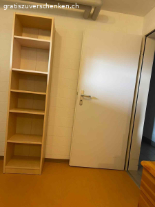 Diverse möbel gemäss fotos.. antike kommode, bürostuhl, schuhschäftli, 3 türiger schrank mit schubladen, schmales büchergestell, orientteppich (nicht abgebildet)                     holztruhe, wäschekorb aus weidenästen, kommode