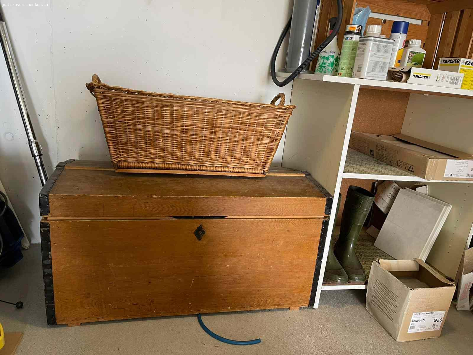 Diverse möbel gemäss fotos.. antike kommode, bürostuhl, schuhschäftli, 3 türiger schrank mit schubladen, schmales büchergestell, orientteppich (nicht abgebildet)                     holztruhe, wäschekorb aus weidenästen, kommode