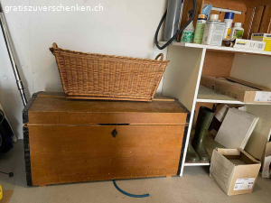 Diverse möbel gemäss fotos.. antike kommode, bürostuhl, schuhschäftli, 3 türiger schrank mit schubladen, schmales büchergestell, orientteppich (nicht abgebildet)                     holztruhe, wäschekorb aus weidenästen, kommode