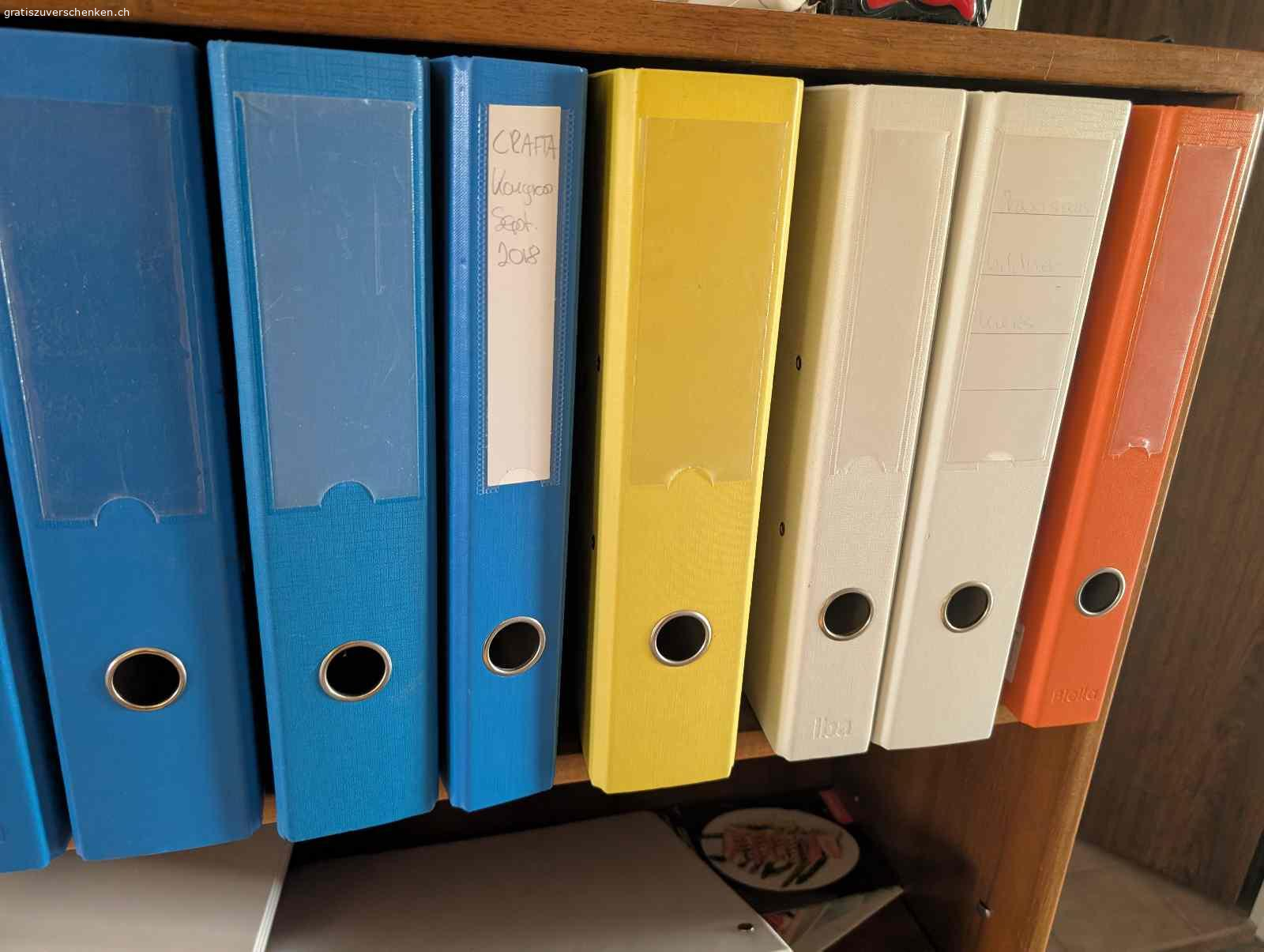 Diverse Ordner. Verschiedene Ordner (8cm / 5cm)
Mechanich ok mit Gebrauchsspuren
Gratis abzuholen in Zollikofen