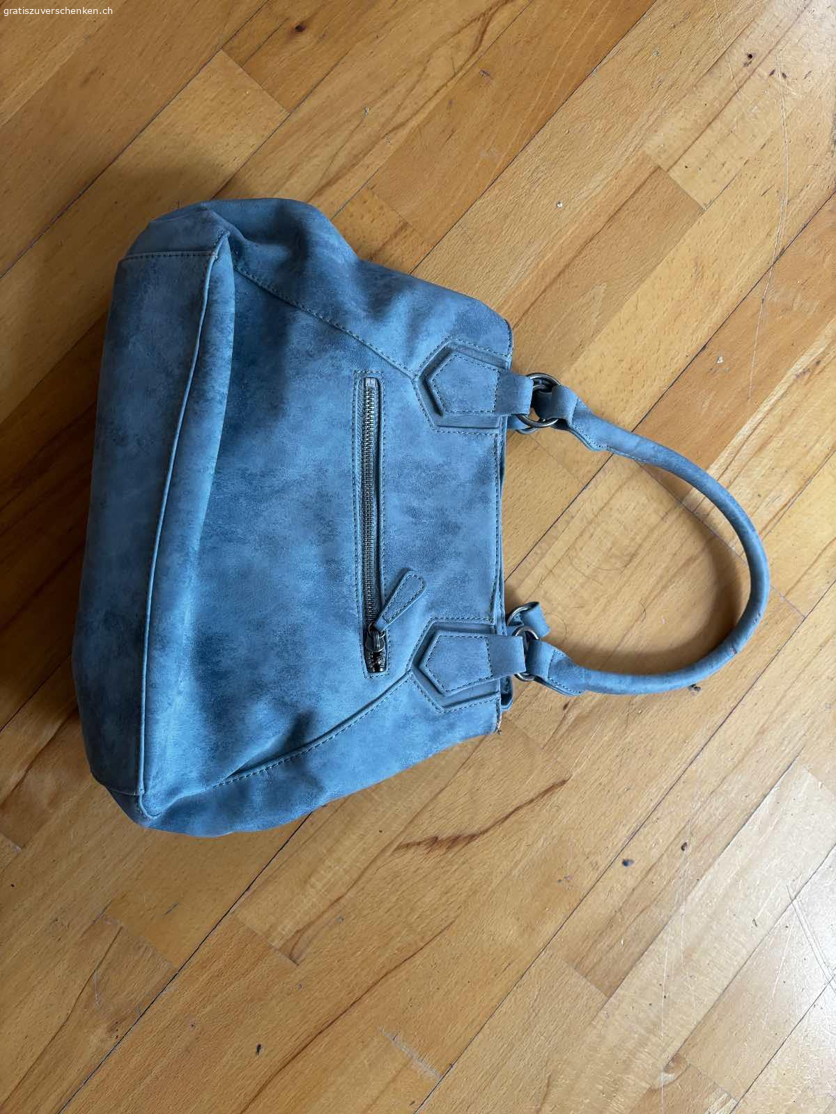 Diverses abzuholen in Wohlen. Nach dem ausräumen diverser Räume gibt es einige Dinge zu verschenken.

Werden bei der Veranda am Wohnort deponiert und können per sofort abgeholt werden :)