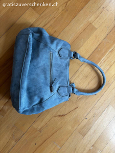 Diverses abzuholen in Wohlen. Nach dem ausräumen diverser Räume gibt es einige Dinge zu verschenken.

Werden bei der Veranda am Wohnort deponiert und können per sofort abgeholt werden :)