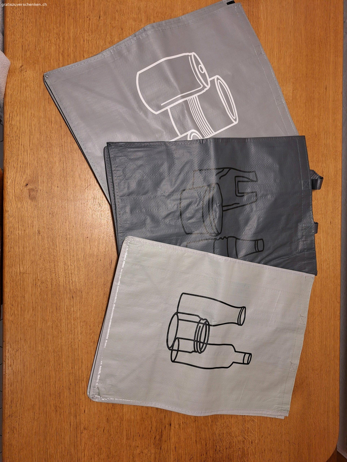 Diverses gratis abzugeben.. Entsorgungs säcke, Haargummi, gummimatte für wassernäpfli, wickeltasche und holzbox alles gratis abzugeben.