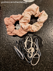 Diverses gratis abzugeben.. Entsorgungs säcke, Haargummi, gummimatte für wassernäpfli, wickeltasche und holzbox alles gratis abzugeben.