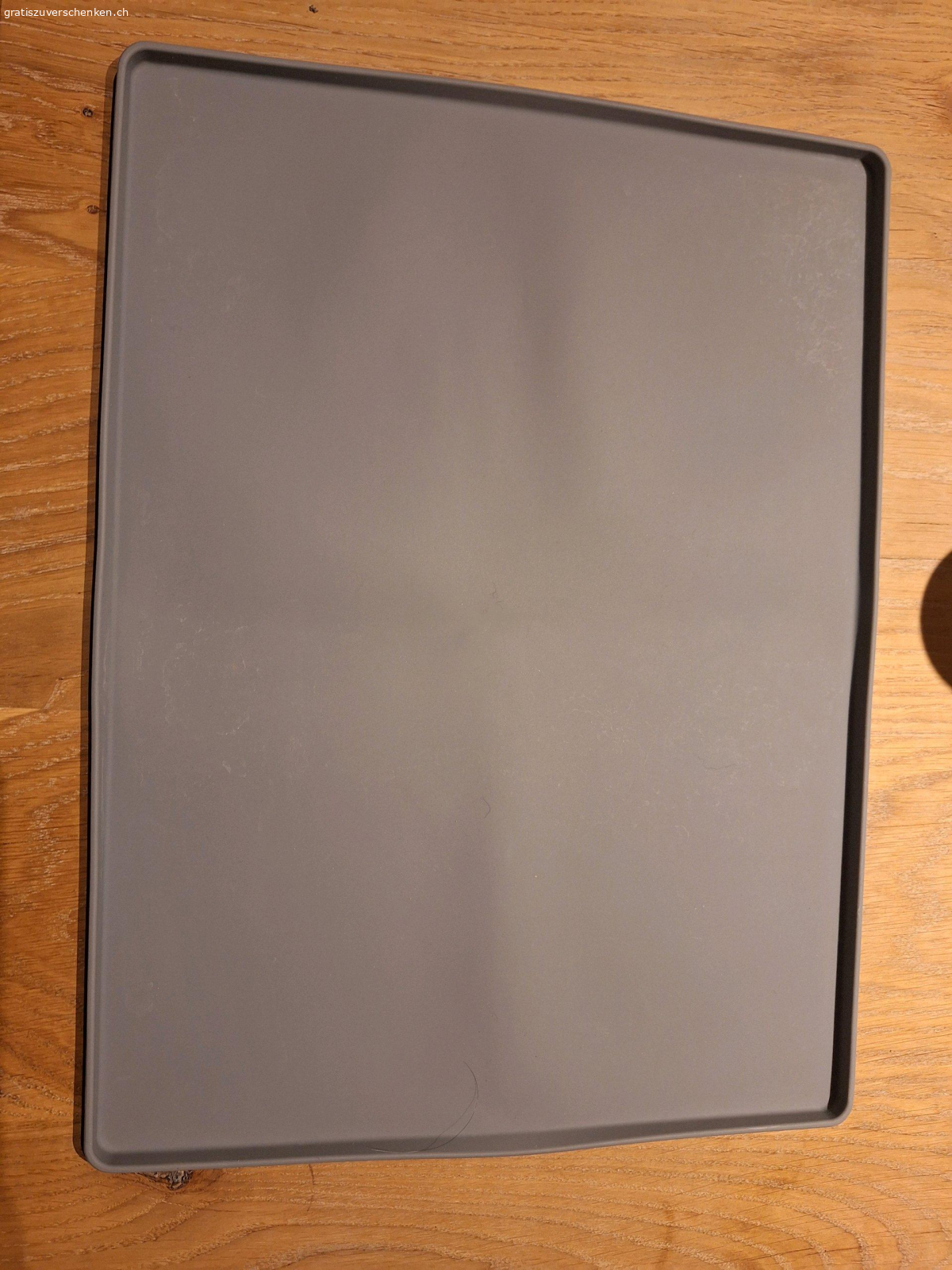 Diverses gratis abzugeben.. Entsorgungs säcke, Haargummi, gummimatte für wassernäpfli, wickeltasche und holzbox alles gratis abzugeben.