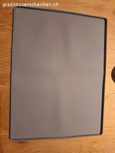 Diverses gratis abzugeben.. Entsorgungs säcke, Haargummi, gummimatte für wassernäpfli, wickeltasche und holzbox alles gratis abzugeben.