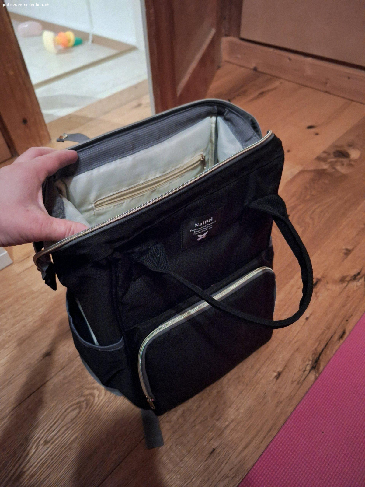 Diverses gratis abzugeben.. Entsorgungs säcke, Haargummi, gummimatte für wassernäpfli, wickeltasche und holzbox alles gratis abzugeben.