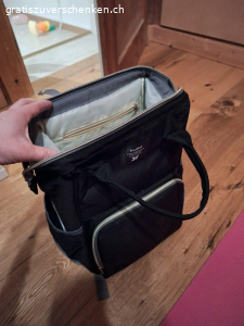 Diverses gratis abzugeben.. Entsorgungs säcke, Haargummi, gummimatte für wassernäpfli, wickeltasche und holzbox alles gratis abzugeben.