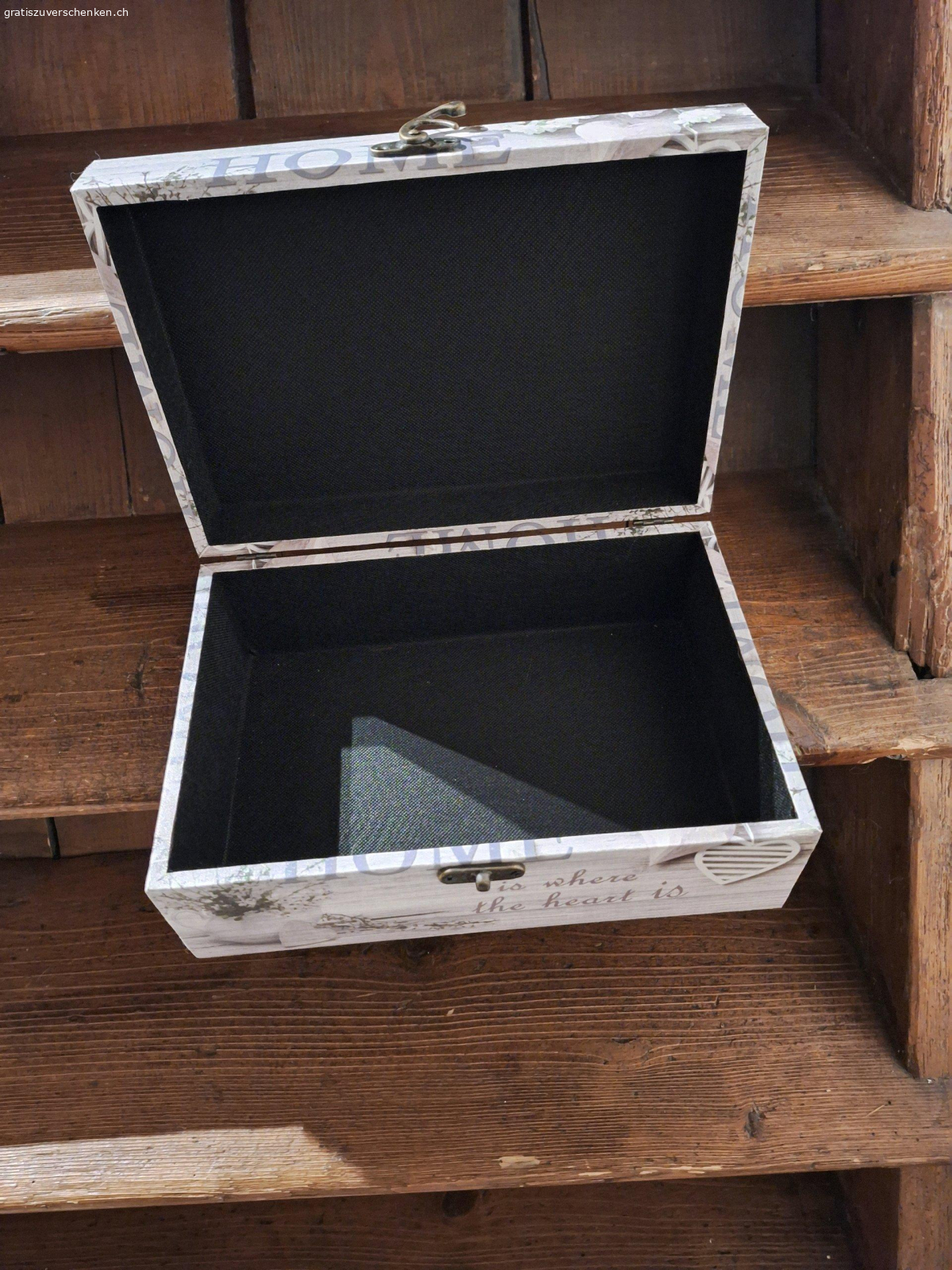 Diverses gratis abzugeben.. Entsorgungs säcke, Haargummi, gummimatte für wassernäpfli, wickeltasche und holzbox alles gratis abzugeben.