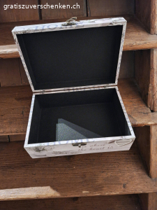 Diverses gratis abzugeben.. Entsorgungs säcke, Haargummi, gummimatte für wassernäpfli, wickeltasche und holzbox alles gratis abzugeben.