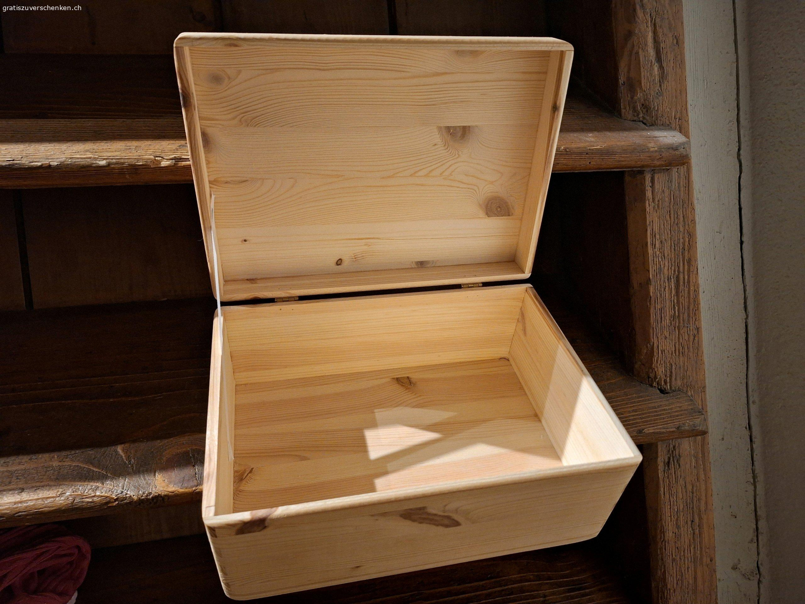 Diverses gratis abzugeben.. Entsorgungs säcke, Haargummi, gummimatte für wassernäpfli, wickeltasche und holzbox alles gratis abzugeben.