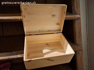 Diverses gratis abzugeben.. Entsorgungs säcke, Haargummi, gummimatte für wassernäpfli, wickeltasche und holzbox alles gratis abzugeben.