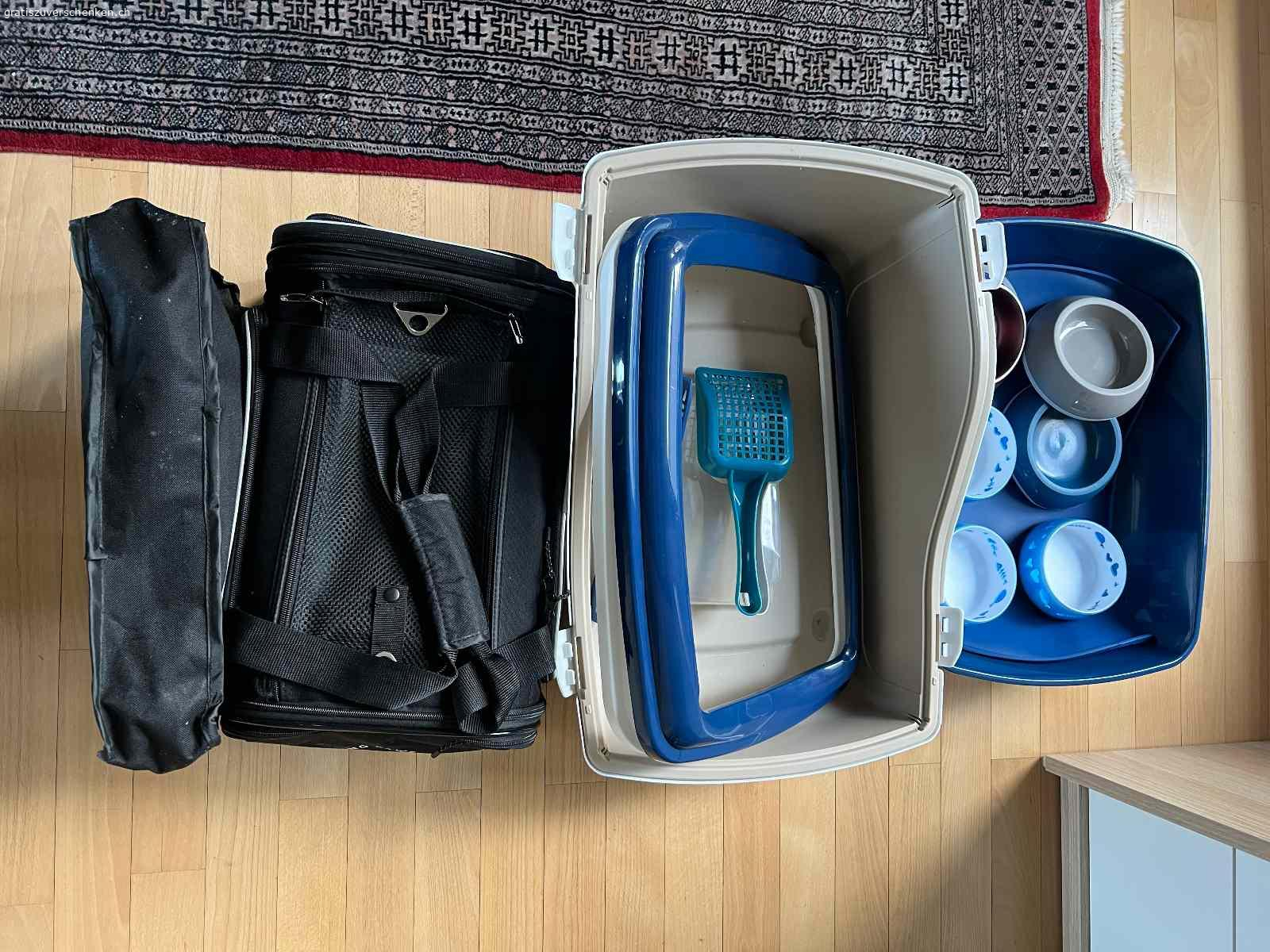 Diverses Katzenzubehör. - Drei Katzenklos (sauber, stinken nicht)
- 6 Futter- / Wasserschüsseln mit Platzmatte
- Katzen Trag- oder Reisetasche
- Leine, Tabletteneingeber, Sitzmatte, unsw.

Muss abgeholt werden.
