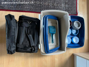 Diverses Katzenzubehör. - Drei Katzenklos (sauber, stinken nicht)
- 6 Futter- / Wasserschüsseln mit Platzmatte
- Katzen Trag- oder Reisetasche
- Leine, Tabletteneingeber, Sitzmatte, unsw.

Muss abgeholt werden.