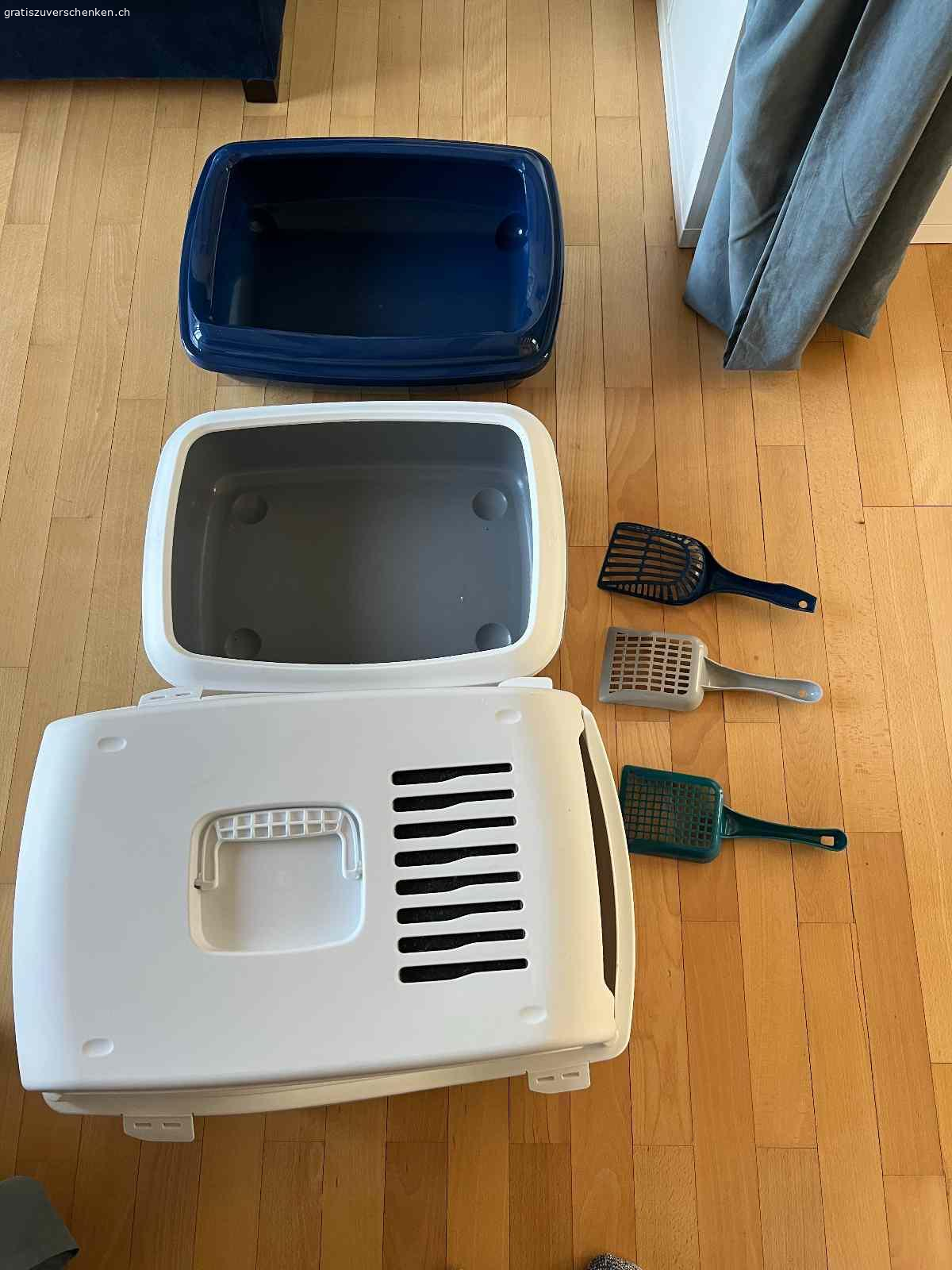 Diverses Katzenzubehör. - Drei Katzenklos (sauber, stinken nicht)
- 6 Futter- / Wasserschüsseln mit Platzmatte
- Katzen Trag- oder Reisetasche
- Leine, Tabletteneingeber, Sitzmatte, unsw.

Muss abgeholt werden.