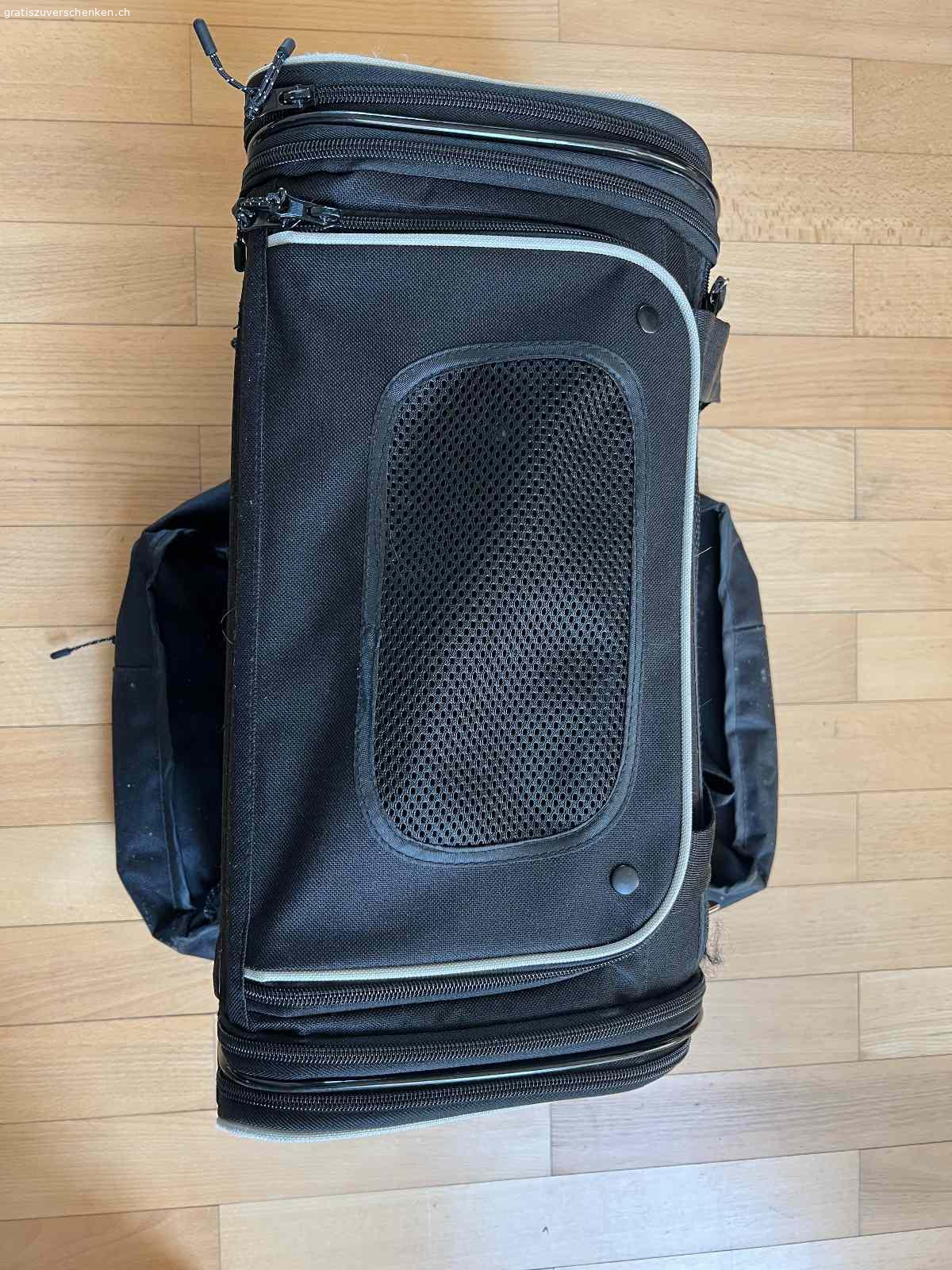 Diverses Katzenzubehör. - Drei Katzenklos (sauber, stinken nicht)
- 6 Futter- / Wasserschüsseln mit Platzmatte
- Katzen Trag- oder Reisetasche
- Leine, Tabletteneingeber, Sitzmatte, unsw.

Muss abgeholt werden.