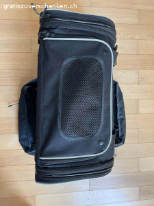 Diverses Katzenzubehör. - Drei Katzenklos (sauber, stinken nicht)
- 6 Futter- / Wasserschüsseln mit Platzmatte
- Katzen Trag- oder Reisetasche
- Leine, Tabletteneingeber, Sitzmatte, unsw.

Muss abgeholt werden.