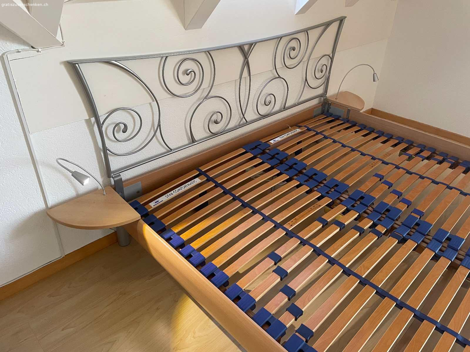 Doppelbett 200x180. Doppelbett mit zwei Lattenrosten in einem guten Zustand 200x190 cm.