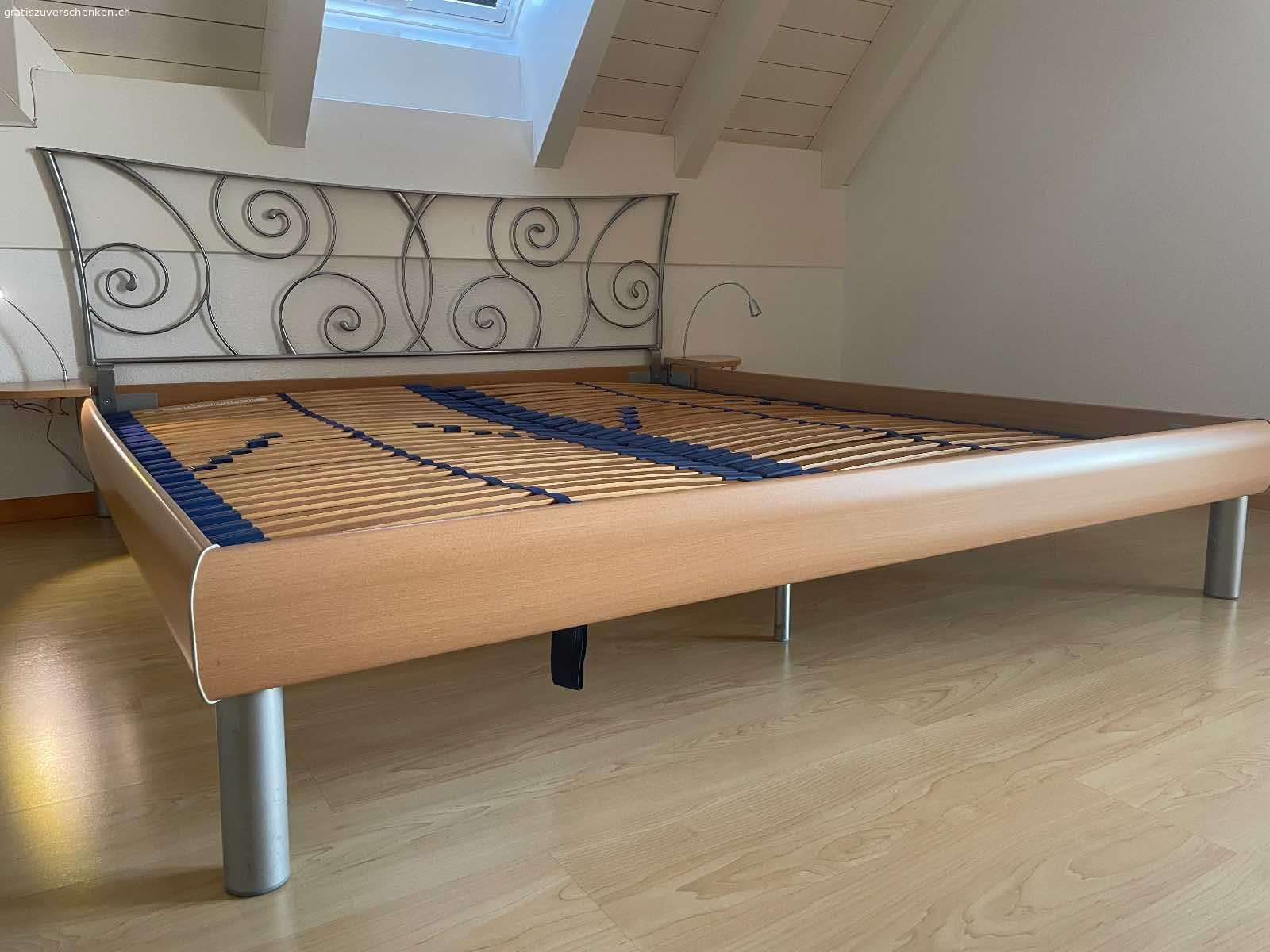 Doppelbett 200x180. Doppelbett mit zwei Lattenrosten in einem guten Zustand 200x190 cm.