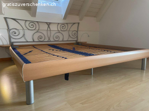 Doppelbett 200x180. Doppelbett mit zwei Lattenrosten in einem guten Zustand 200x190 cm.
