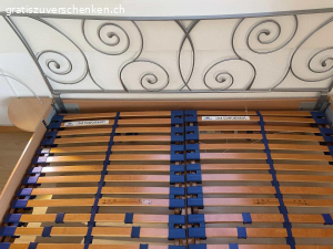 Doppelbett 200x180. Doppelbett mit zwei Lattenrosten in einem guten Zustand 200x190 cm.