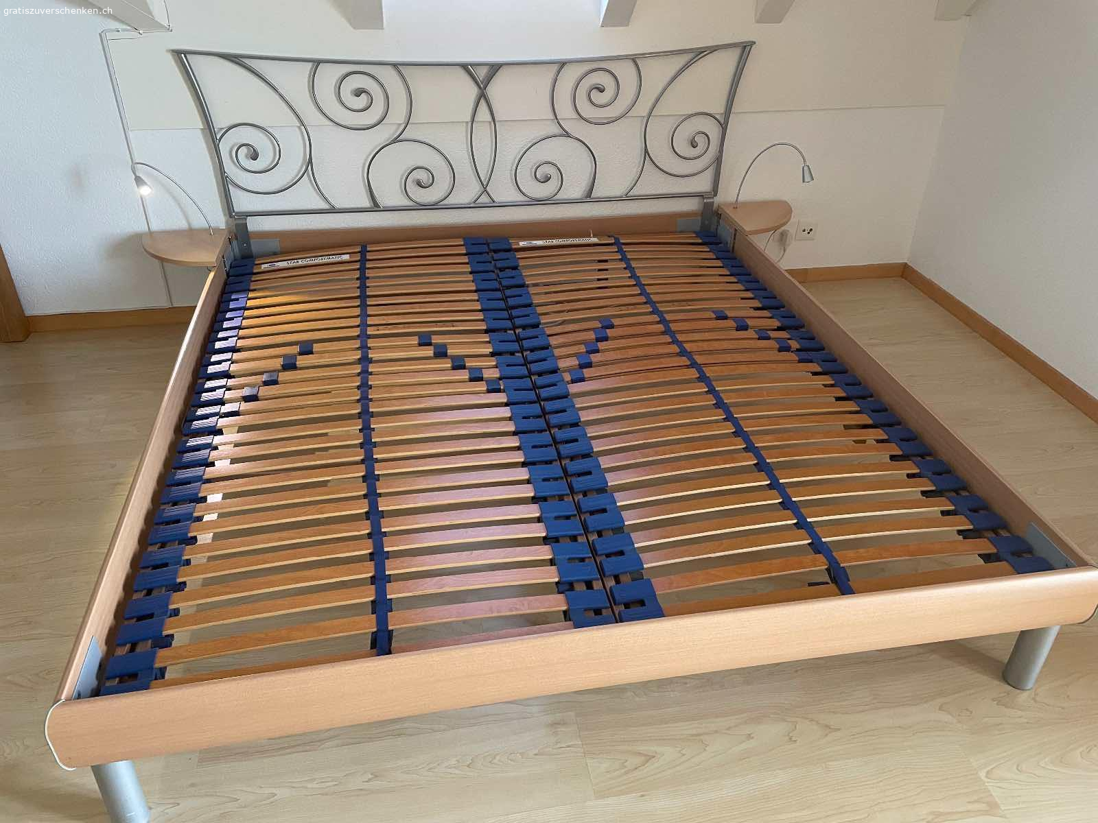 Doppelbett 200x180. Doppelbett mit zwei Lattenrosten in einem guten Zustand 200x190 cm.