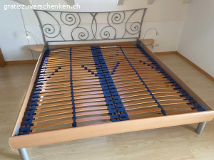 Doppelbett 200x180. Doppelbett mit zwei Lattenrosten in einem guten Zustand 200x190 cm.