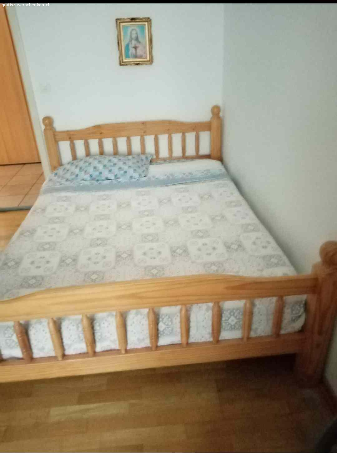 Doppelbett. Doppelbett sehr gut erhalten.
Gratis ab sofort abzugeben in 5080 Laufenburg