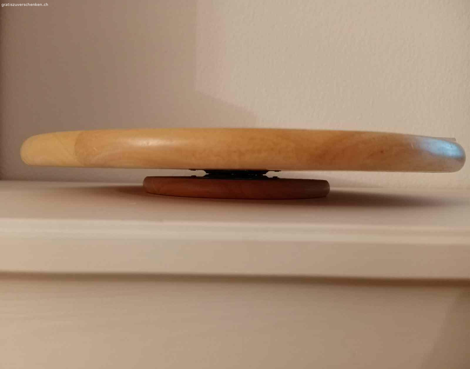 Dreh Teller. Stabiler Drehteller aus Holz

Mit Gebrauchsspuren/Flecken (siehe Fotos)

Nur Abholung 

-> Bei Interesse bitte Abholzeitpunkt mitteilen (rasche Abholung bevorzugt)