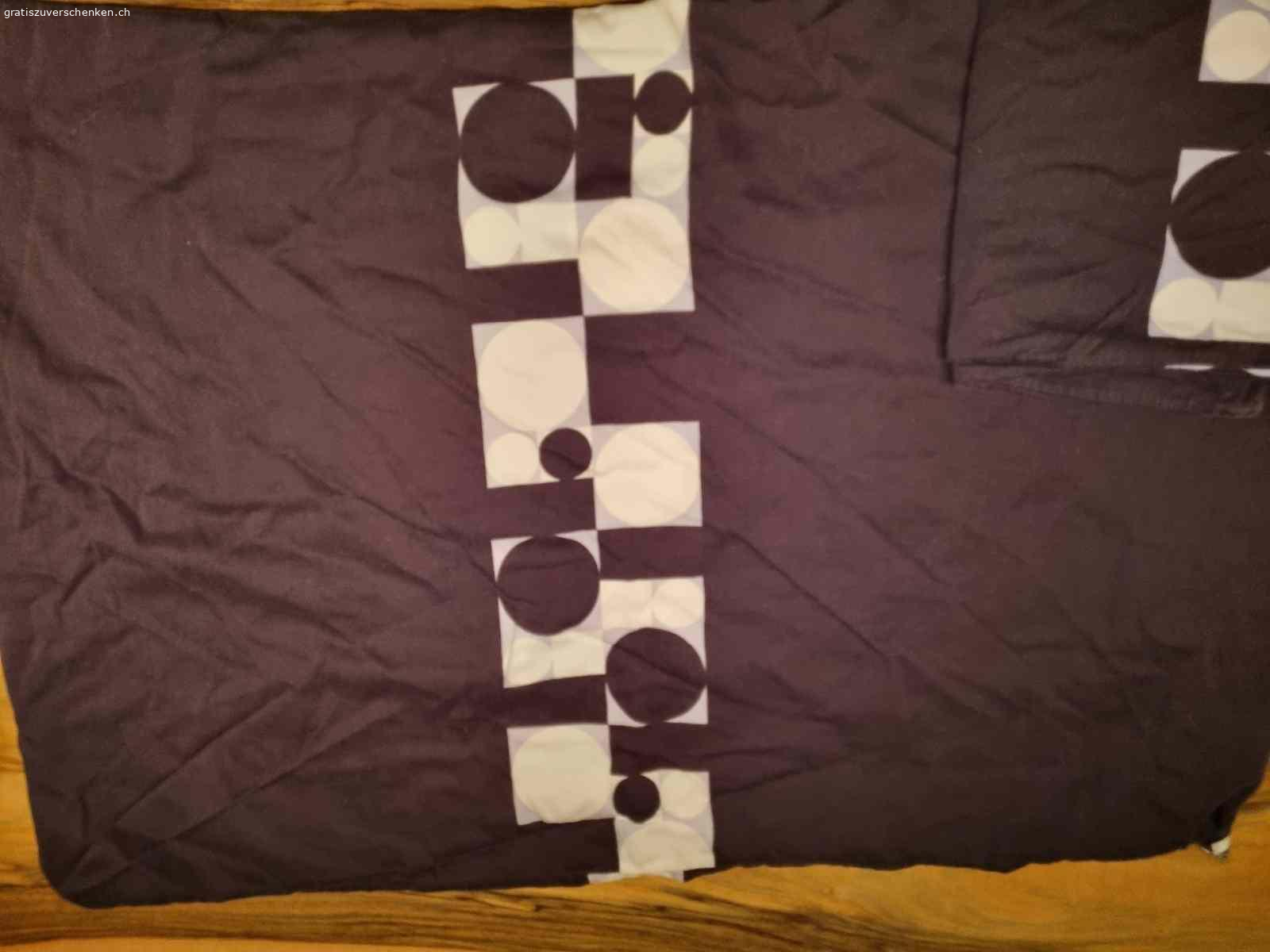 Duvet- und Kissenbezüge. 3x Duvetbezüge mit passenden Kissenbezügen
1x nur zwei Kissenbezüge
Gebraucht, aber alles noch intakt.
Bevorzugt alles zusammen
