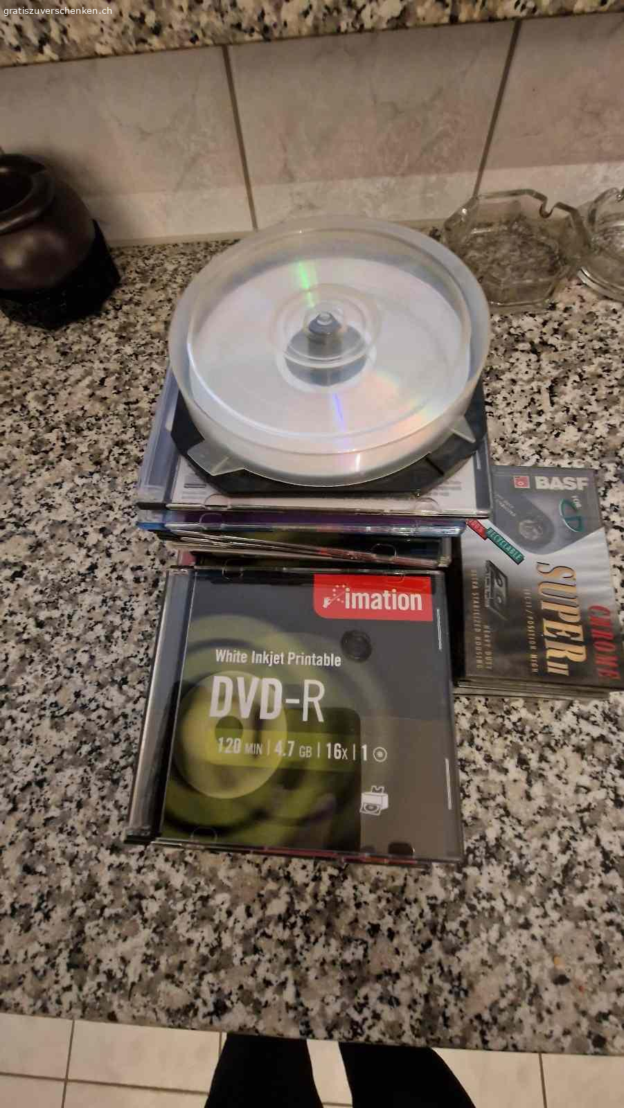 DVD's CD^s Musik Kassetten neu. Wegen dringendem Umzug verschenke ich div, DVD's DVD-R Read & write. 
Müssen baldmöglichst abgeholt werden Wer Interesse hat bitte melden. Müssen bis 12.03.2026 abgeholt werden. Sind teilweise Neu und ungebraucht. 
Bitte nur mit Abholbestätigung und Kommunikation über Gratis Inserate damit ich antworten kann. 
Wer noch Verwendung hat bitte melden, Sie werden sonst entsorgt!