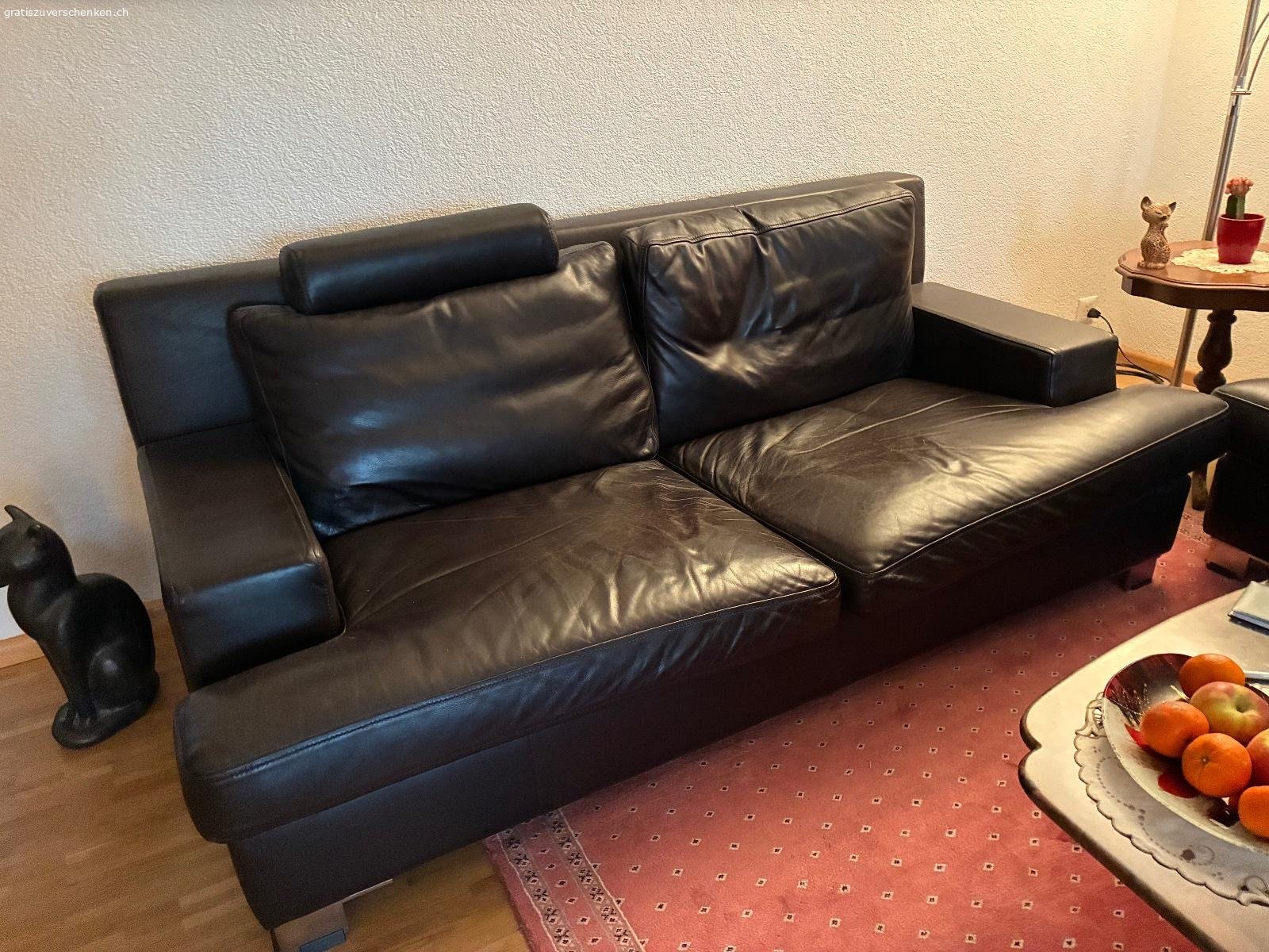 Echtes Leder. 1 x 2-Sitzer,
1 x 3-Sitzer.
Marke Maximilian.

Keine Schäden.

Per Anfang Juni.