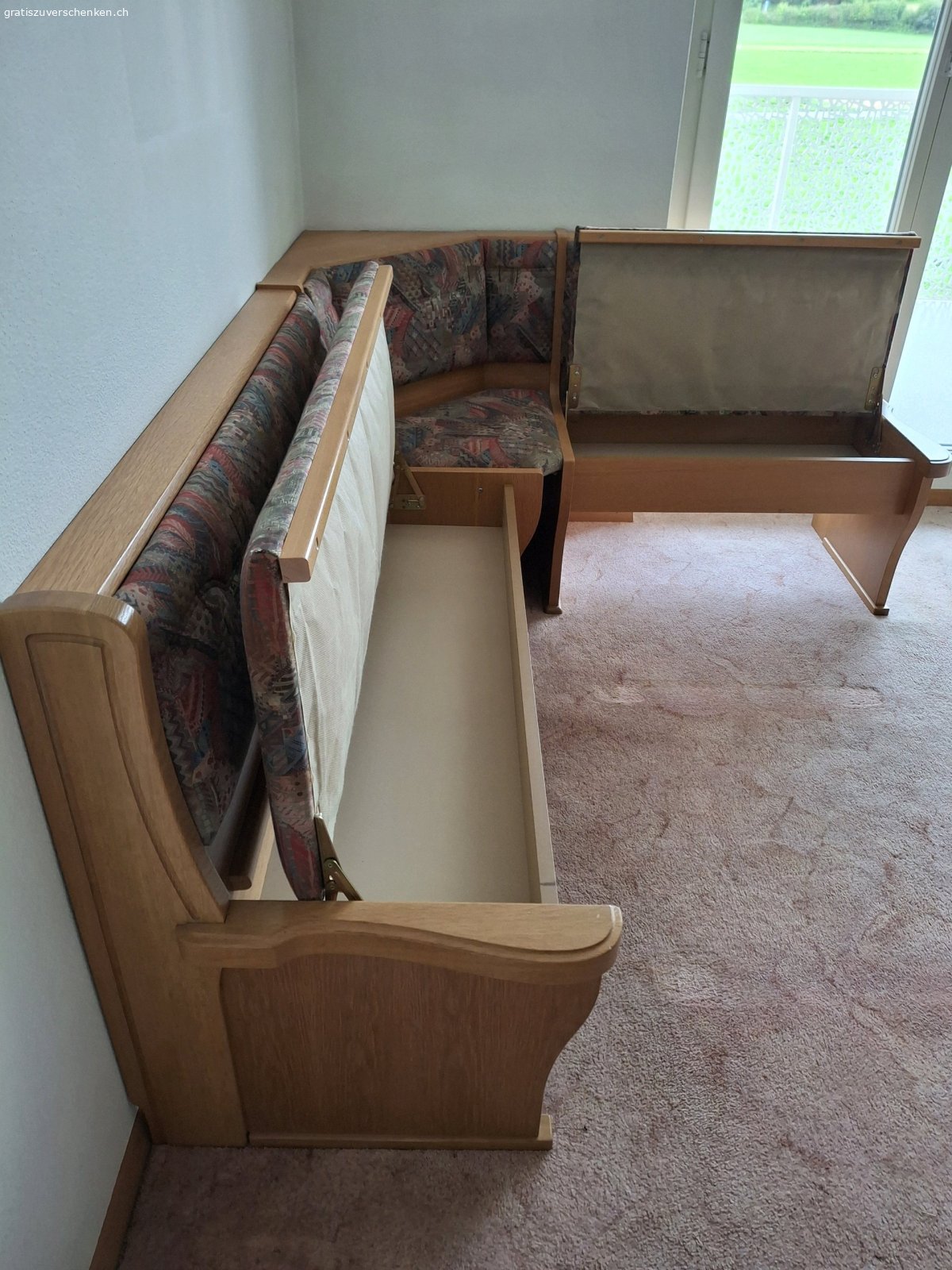 Eckbank mit Sitz zum öffnen. gute Qualität
Breite 190 x 150 cm
Höhe Rückenlehne 84 cm
Tiefe (Sitz inkl. Rückenlehne) 60 cm