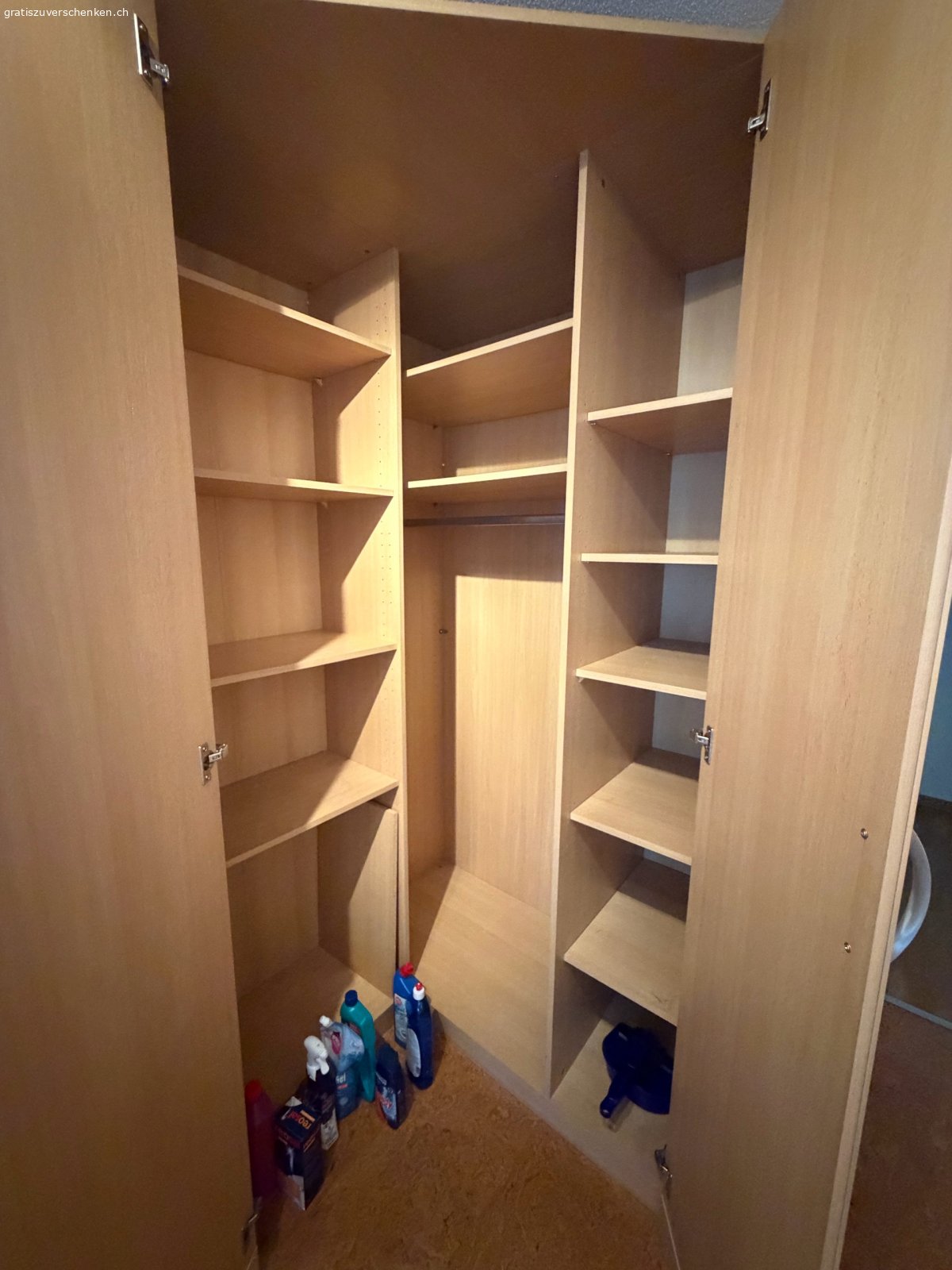 Eckkleiderschrank Holzoptik. Dieser gebrauchte Kleiderschrank befindet sich in einem guten Zustand. Er weist normale Gebrauchsspuren auf und ist voll funktionsfähig. Der Eckschrank bietet mit seinen vielen Einlegeböden und einer Kleiderstange viel Stauraum. Masse: Höhe 223 cm, Breite 175 cm, Tiefe 126 cm. Details sind den Bildern zu entnehmen. Abholung durch Käuferschaft in 3800 Matten b. Interlaken.