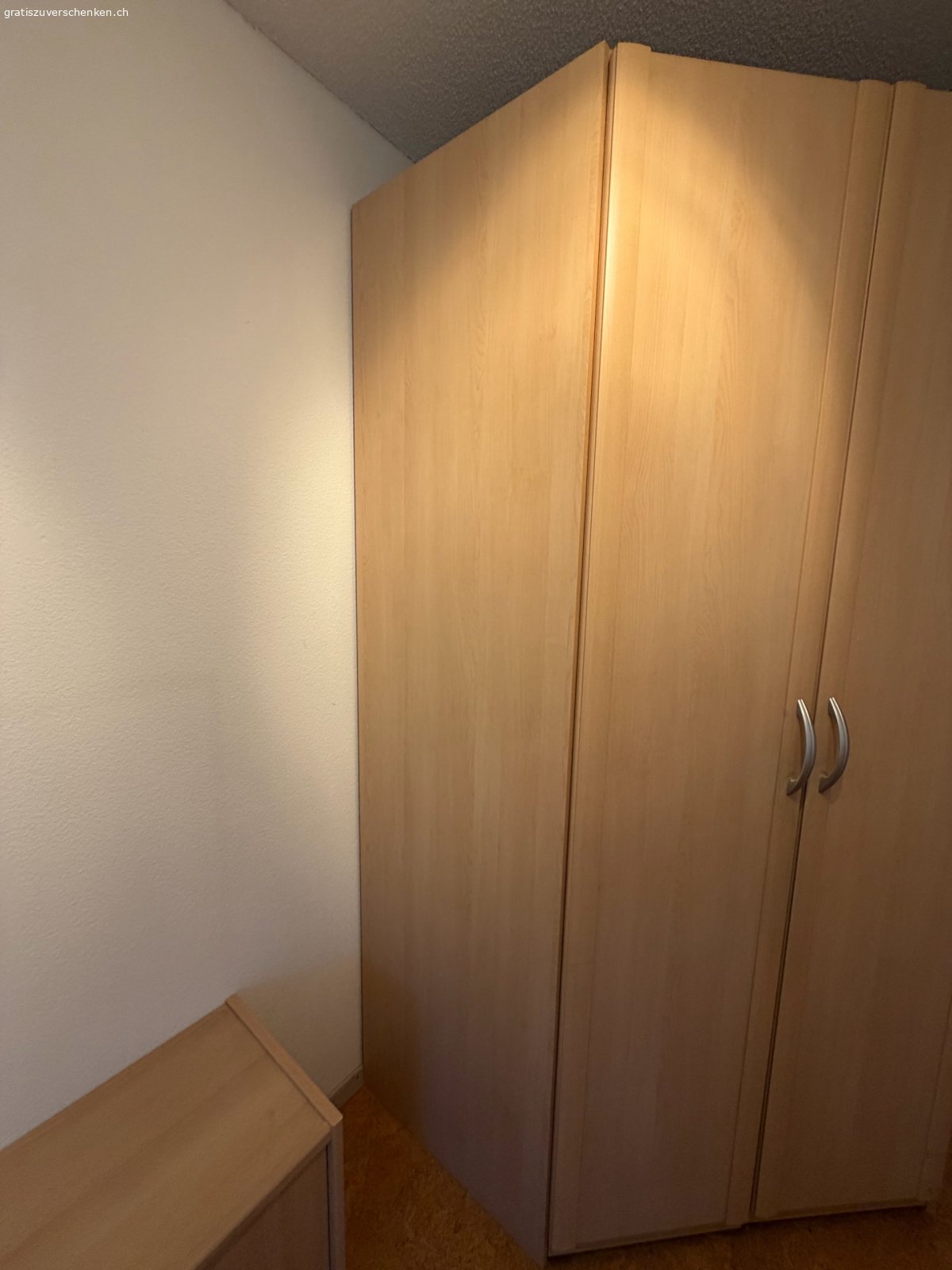 Eckkleiderschrank Holzoptik. Dieser gebrauchte Kleiderschrank befindet sich in einem guten Zustand. Er weist normale Gebrauchsspuren auf und ist voll funktionsfähig. Der Eckschrank bietet mit seinen vielen Einlegeböden und einer Kleiderstange viel Stauraum. Masse: Höhe 223 cm, Breite 175 cm, Tiefe 126 cm. Details sind den Bildern zu entnehmen. Abholung durch Käuferschaft in 3800 Matten b. Interlaken.