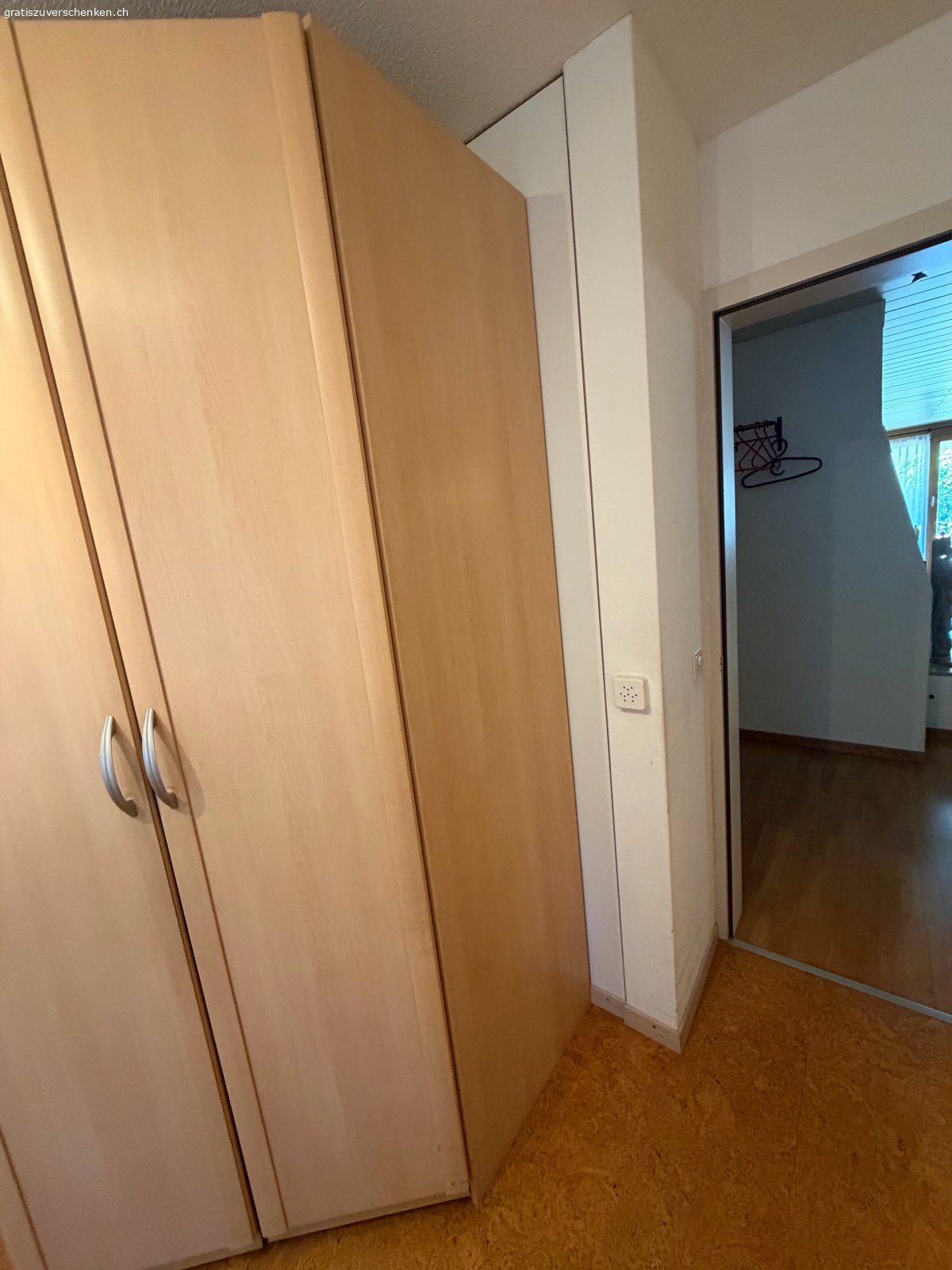 Eckkleiderschrank Holzoptik. Dieser gebrauchte Kleiderschrank befindet sich in einem guten Zustand. Er weist normale Gebrauchsspuren auf und ist voll funktionsfähig. Der Eckschrank bietet mit seinen vielen Einlegeböden und einer Kleiderstange viel Stauraum. Masse: Höhe 223 cm, Breite 175 cm, Tiefe 126 cm. Details sind den Bildern zu entnehmen. Abholung durch Käuferschaft in 3800 Matten b. Interlaken.