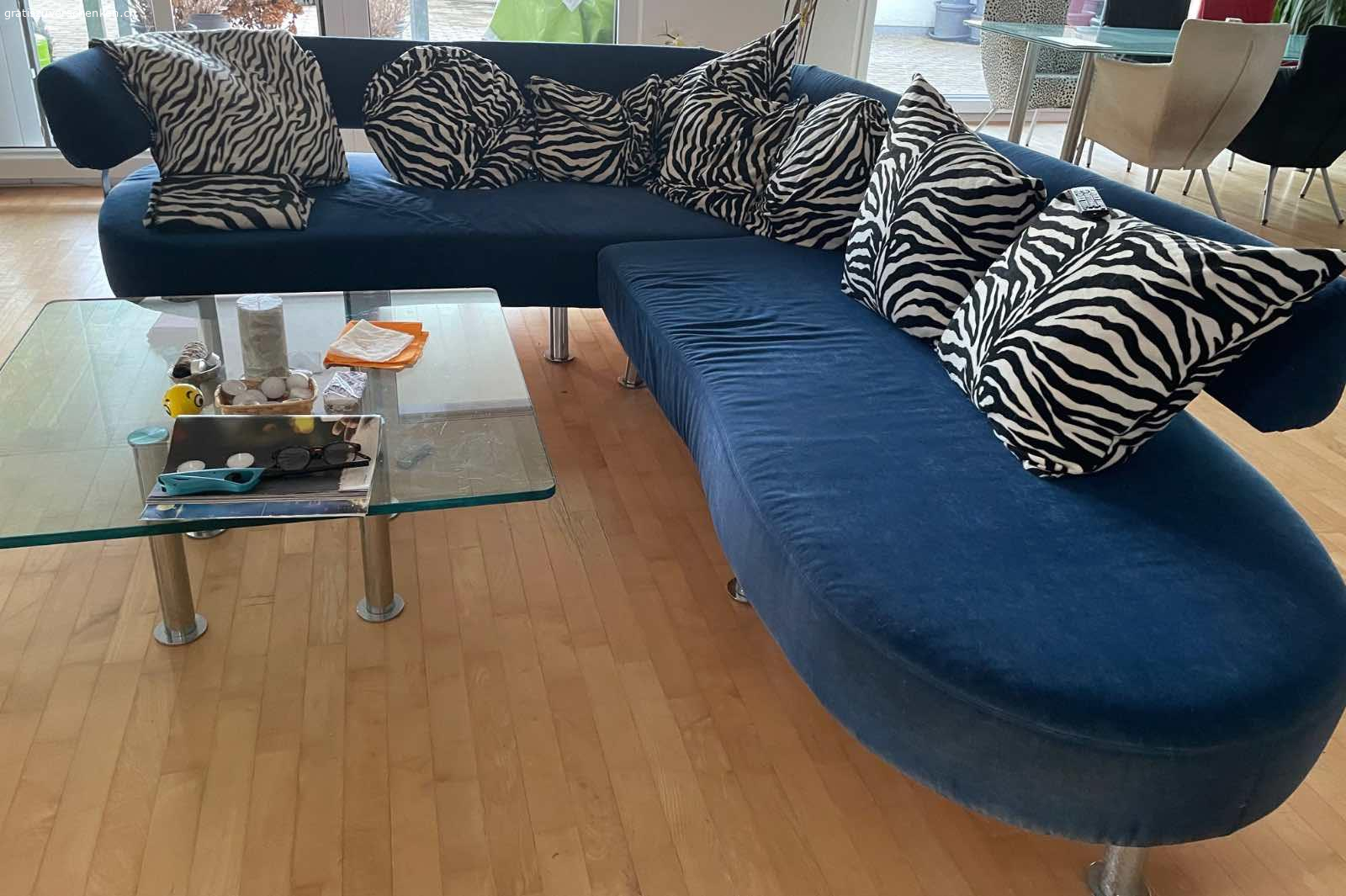 Eckpolstergruppe zu verschenken. 210x280 cm. Recht gut erhalten. Hinten bei der kürzeren Seite etwas abgeschossen. OHNE Kissen.
Kann man aber selber mit sehr vielen Kissen dekorieren.