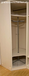 Eckschrank von Pfister Atlantis Schranksytem. Eckschrank von Pfister Atlantis Schranksytem (ex-Interio Milo System) mit Dreh-Kleiderstange und Metallkorb. Es ist schon abmontiert, darum ist die rote Tür separat. 
B 93.5
T 93.5
H 220
Selbstabholung