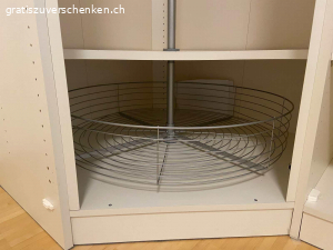 Eckschrank von Pfister Atlantis Schranksytem. Eckschrank von Pfister Atlantis Schranksytem (ex-Interio Milo System) mit Dreh-Kleiderstange und Metallkorb. Es ist schon abmontiert, darum ist die rote Tür separat. 
B 93.5
T 93.5
H 220
Selbstabholung