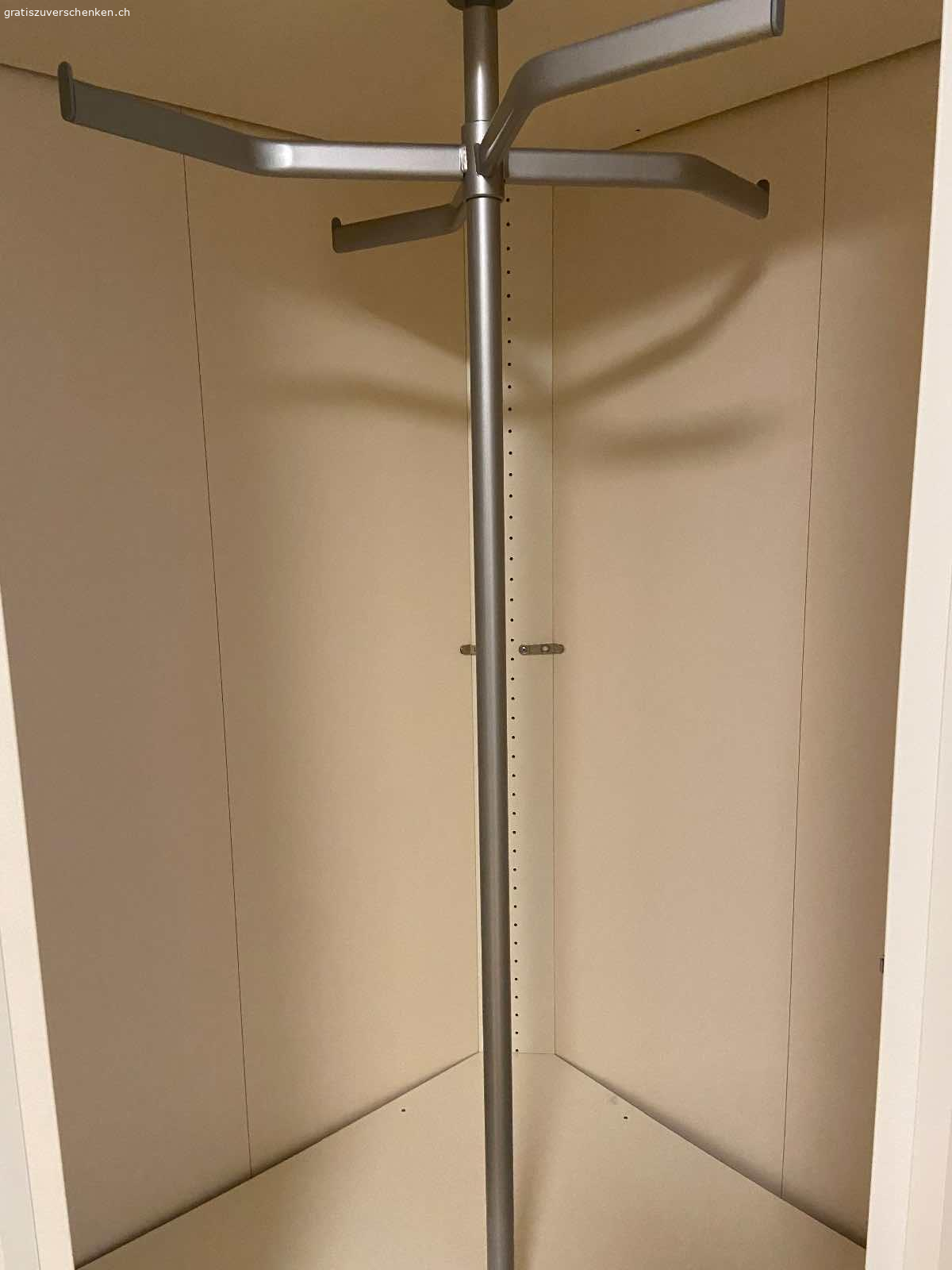 Eckschrank von Pfister Atlantis Schranksytem. Eckschrank von Pfister Atlantis Schranksytem (ex-Interio Milo System) mit Dreh-Kleiderstange und Metallkorb. Es ist schon abmontiert, darum ist die rote Tür separat. 
B 93.5
T 93.5
H 220
Selbstabholung