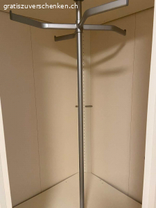 Eckschrank von Pfister Atlantis Schranksytem. Eckschrank von Pfister Atlantis Schranksytem (ex-Interio Milo System) mit Dreh-Kleiderstange und Metallkorb. Es ist schon abmontiert, darum ist die rote Tür separat. 
B 93.5
T 93.5
H 220
Selbstabholung