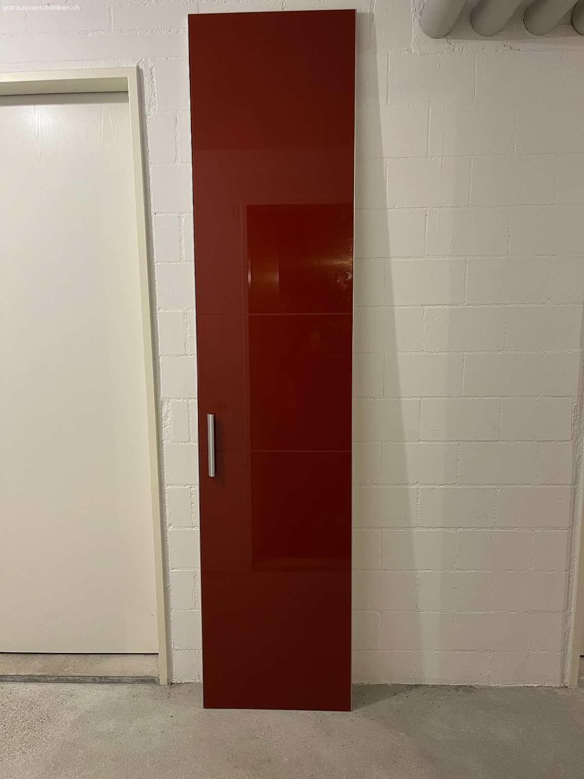 Eckschrank von Pfister Atlantis Schranksytem. Eckschrank von Pfister Atlantis Schranksytem (ex-Interio Milo System) mit Dreh-Kleiderstange und Metallkorb. Es ist schon abmontiert, darum ist die rote Tür separat. 
B 93.5
T 93.5
H 220
Selbstabholung