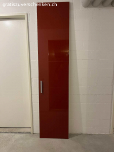 Eckschrank von Pfister Atlantis Schranksytem. Eckschrank von Pfister Atlantis Schranksytem (ex-Interio Milo System) mit Dreh-Kleiderstange und Metallkorb. Es ist schon abmontiert, darum ist die rote Tür separat. 
B 93.5
T 93.5
H 220
Selbstabholung