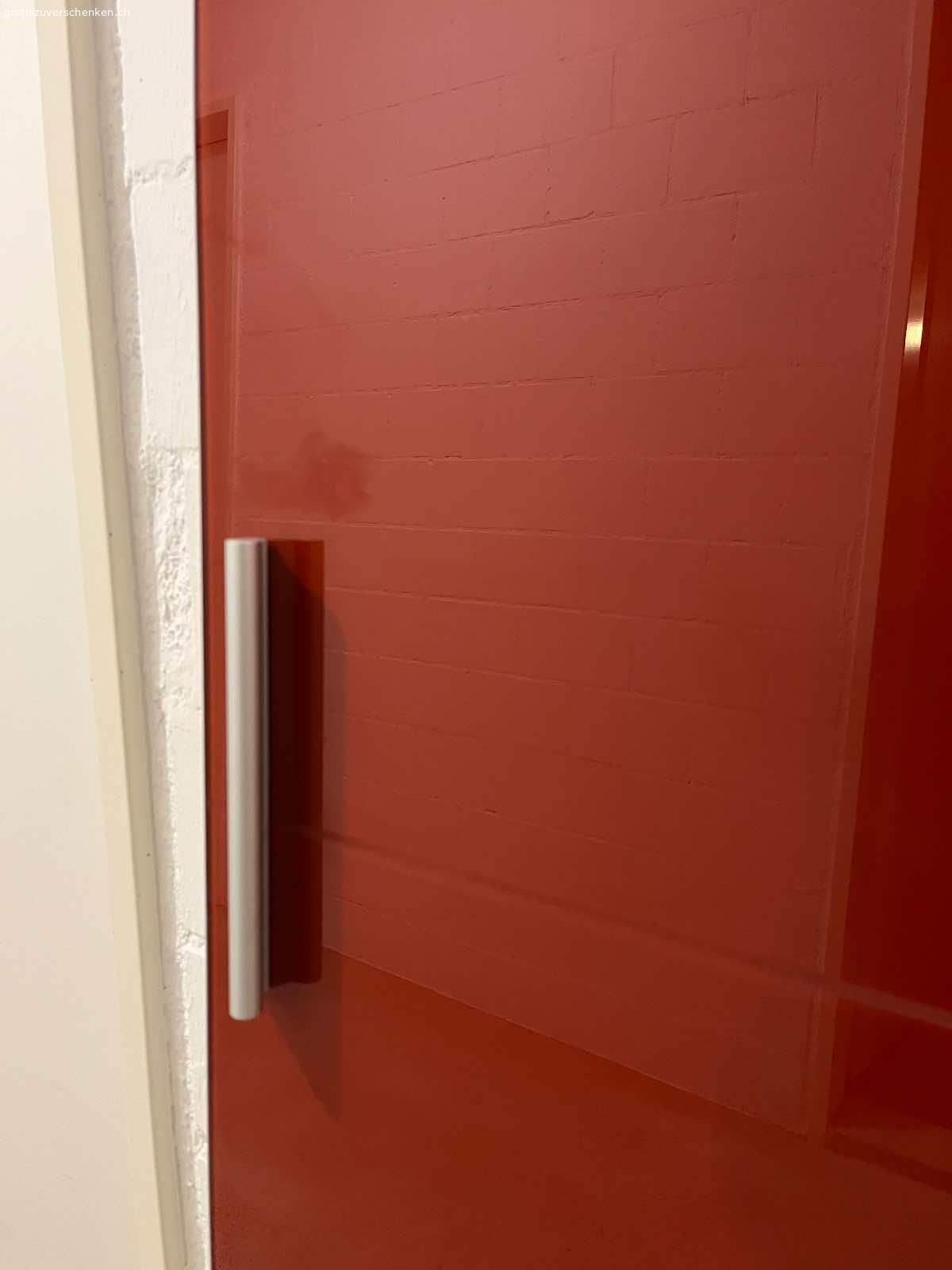 Eckschrank von Pfister Atlantis Schranksytem. Eckschrank von Pfister Atlantis Schranksytem (ex-Interio Milo System) mit Dreh-Kleiderstange und Metallkorb. Es ist schon abmontiert, darum ist die rote Tür separat. 
B 93.5
T 93.5
H 220
Selbstabholung
