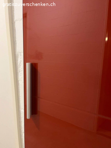 Eckschrank von Pfister Atlantis Schranksytem. Eckschrank von Pfister Atlantis Schranksytem (ex-Interio Milo System) mit Dreh-Kleiderstange und Metallkorb. Es ist schon abmontiert, darum ist die rote Tür separat. 
B 93.5
T 93.5
H 220
Selbstabholung