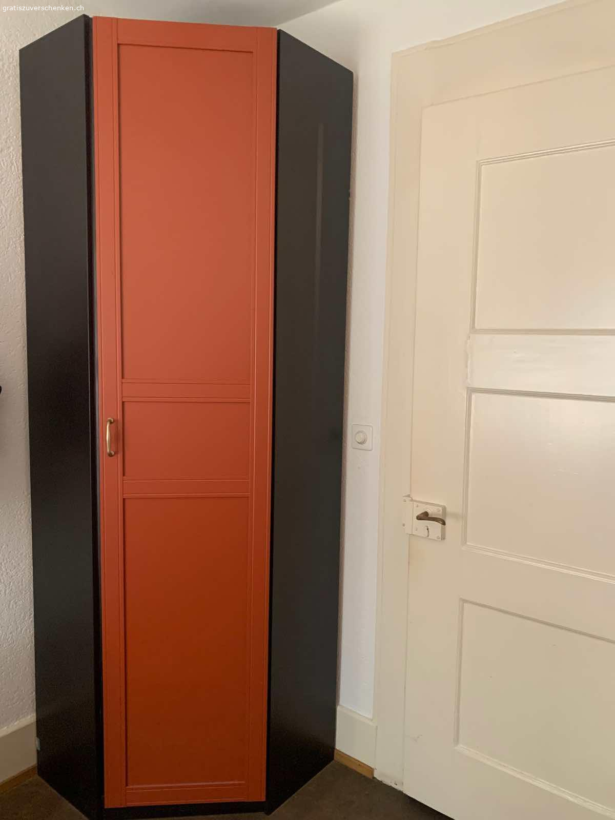 Eckschrank wie neu. Schöner Eckschrank zu verschenken, ideal für kleine Räumre, müsste abgeholt werden.