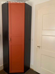 Eckschrank wie neu. Schöner Eckschrank zu verschenken, ideal für kleine Räumre, müsste abgeholt werden.