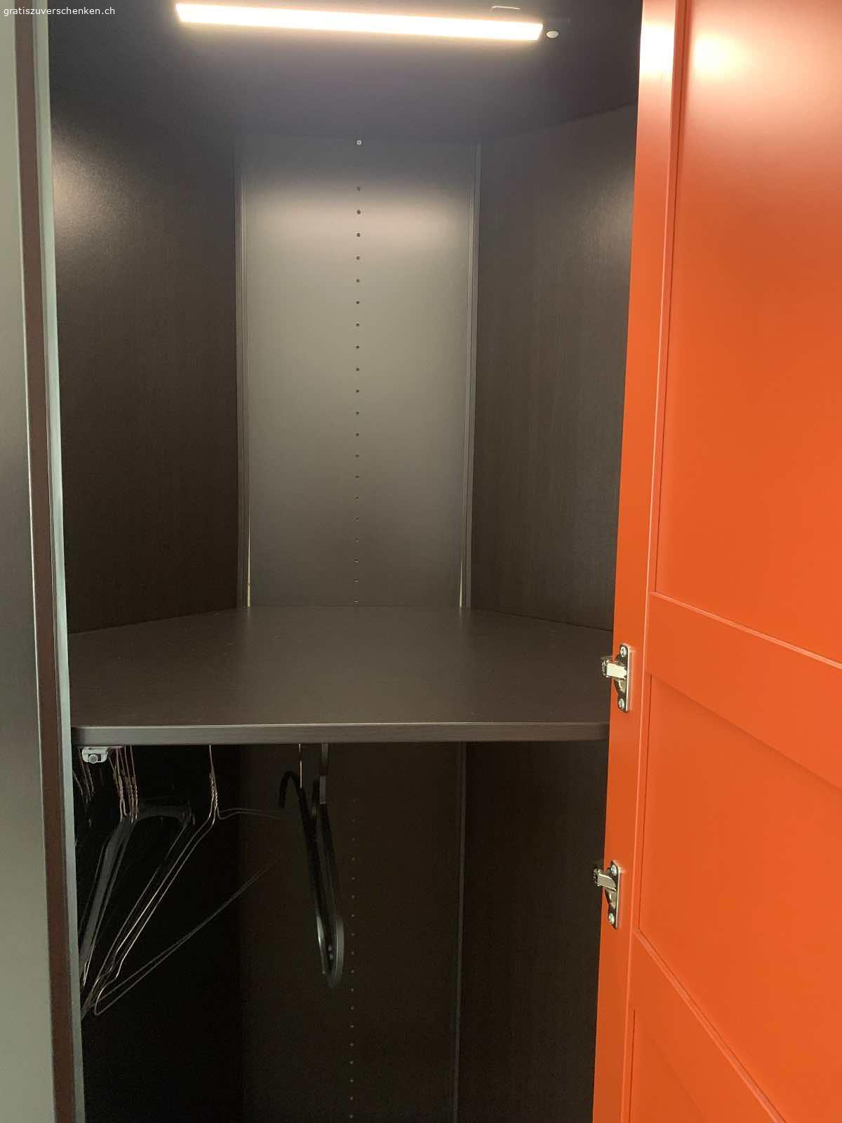 Eckschrank wie neu. Schöner Eckschrank zu verschenken, ideal für kleine Räumre, müsste abgeholt werden.