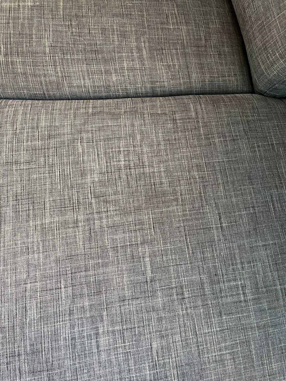 Ecksofa, anthrazit. Gut erhaltenes 15 jähriges Ecksofa. Ein Wasserfleck: siehe Foto, ansonsten keine Abnutzung. 
Farbe :Anthrazit
Form: L Sofa mit Ottomane rechts (siehe Foto)
Masse cm: Breite 260/Länge220/Tiefe90/Höhe 74/
Das Sofa lässt sich in zwei Teile zerlegen und ist somit einfacher zu transportieren. Es ist schwer und es braucht mind. 2 starke Personen, da es vom 2.Stock selber nach unten getragen werden muss (passt nicht in den Lift) muss bis 26.10.25 abgeholt werden.