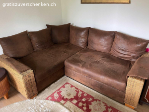 Eck-Schlafsofa gratis. Ecksofa aus Rattan und Kunstleder „Kenia“ 240x190 einfach zum ausziehen,  bequem zu sitzen und zu schlafen für zwei Personen, mit 6 Kissen, das ganze ist leicht trotzdem robust. (Anleitung ist dabei. Die Fotos sind aktuell). Abholbereit in der Alderstrasse 28.